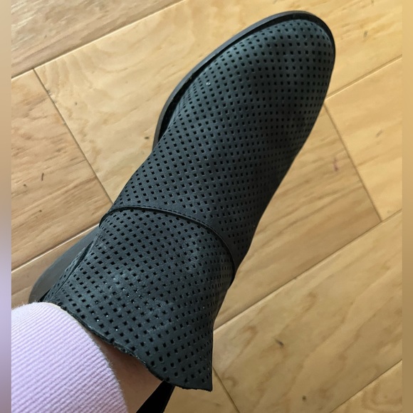 Eileen Fisher Black/Dark Gray Leather Mesh
Booties Stacked Heel Rounded Toe - 10 - Picture 5 of 8